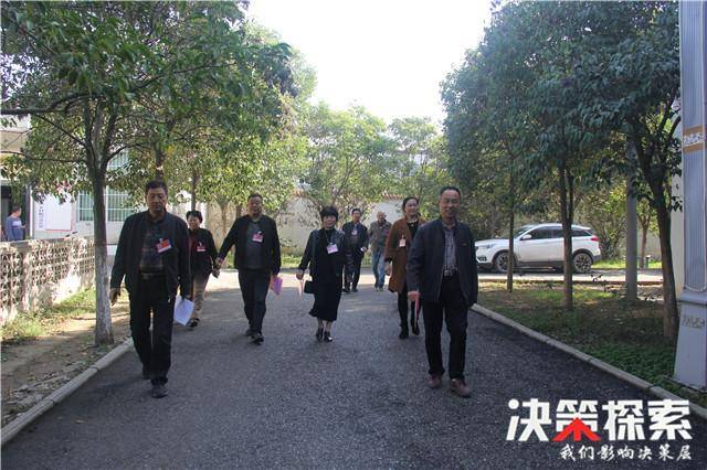 独树镇副镇长金锋,副镇长杨占甫,副镇长张绍政分别向大会作分管工作