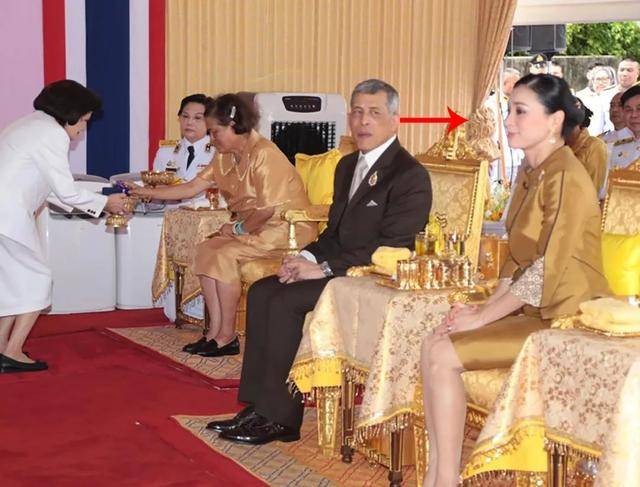泰国玛哈国王和苏提达王后的合影,苏提达王后很漂亮吗