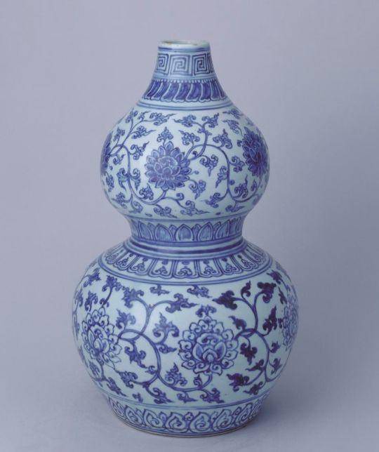 成弘不分 明成化时期的青花瓷,用国产青料取代了进口的苏麻离青,发色