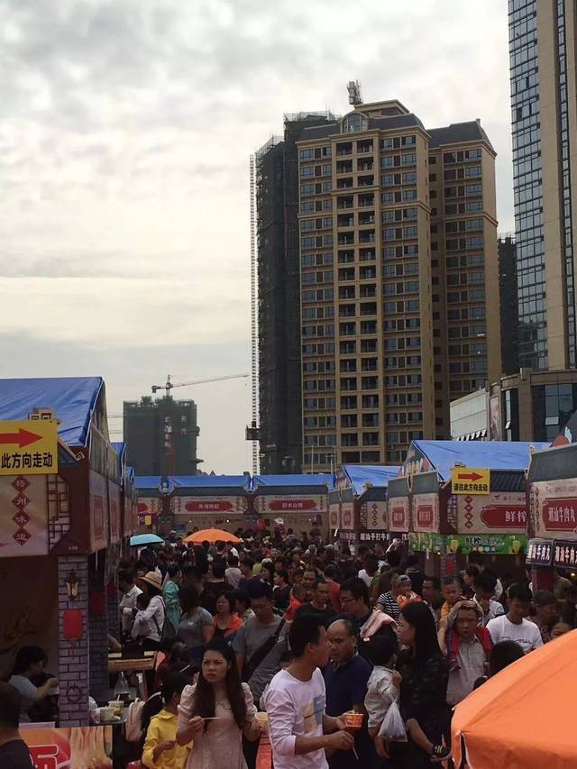 梧州宝石节首日!三祺城美食节人山人海,现场图片 视频