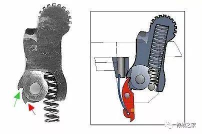 此时首发弹上膛,击锤进入待击位置也就是上图中的右图,扣下扳机,击锤