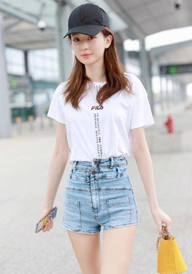 乔欣腰臀比真好,脸上肉肉的腰却特别瘦,网友:这才是真正的a4腰