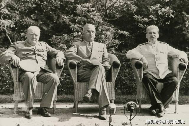 1945年,参加波茨坦会议的三巨头斯大林,杜鲁门,丘吉尔.