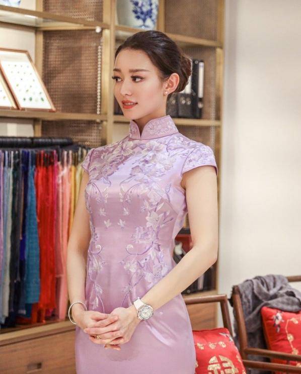 朗朗娇妻吉娜晒旗袍照,蚂蚁腰抢镜,被赞比芭比娃娃还精致