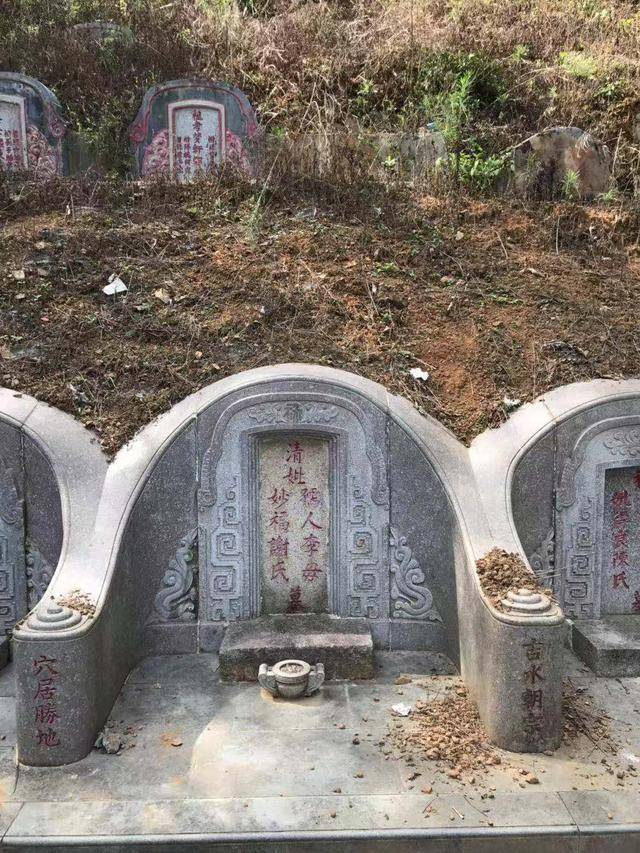 此地在潮汕特殊的墓葬习俗中,属于风水宝地,因此,满山都是坟,原地貌