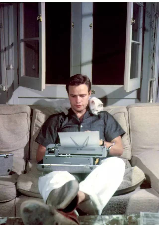 他是天才影帝,风流成性的好莱坞浪子,一部《教父》缔造不朽传奇