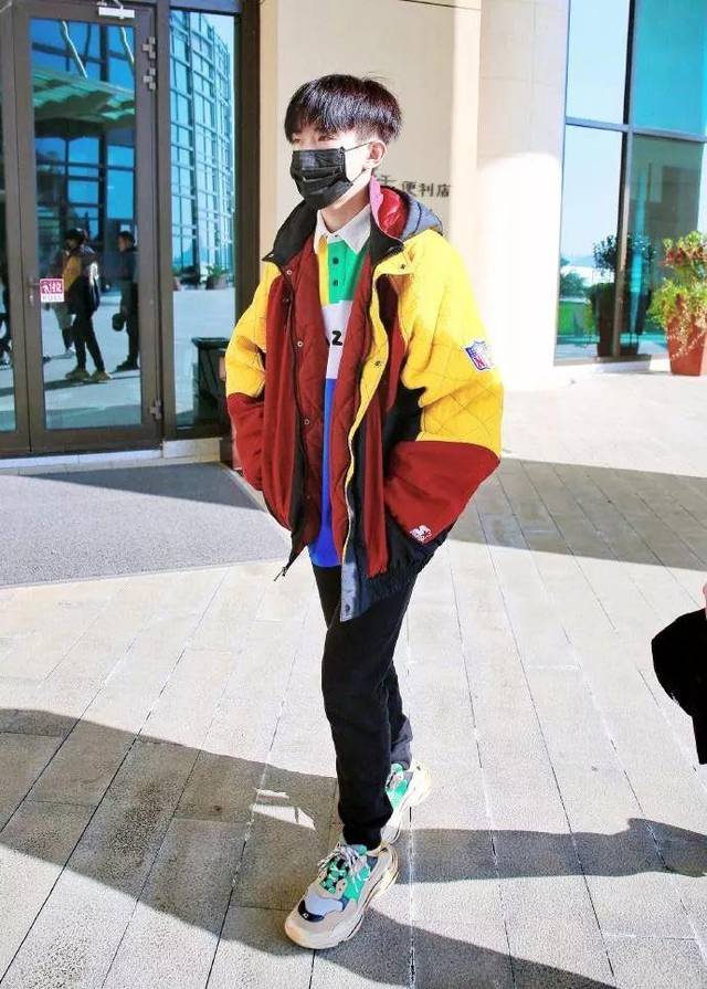 原创易烊千玺私服盘点,运动服是最爱,鞋子不爱aj却最爱它?
