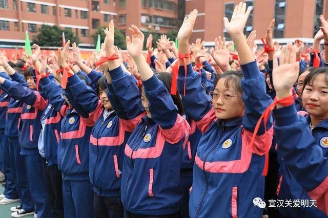 宣汉县南坝中学举行"超越自我,圆梦高考"励志演讲