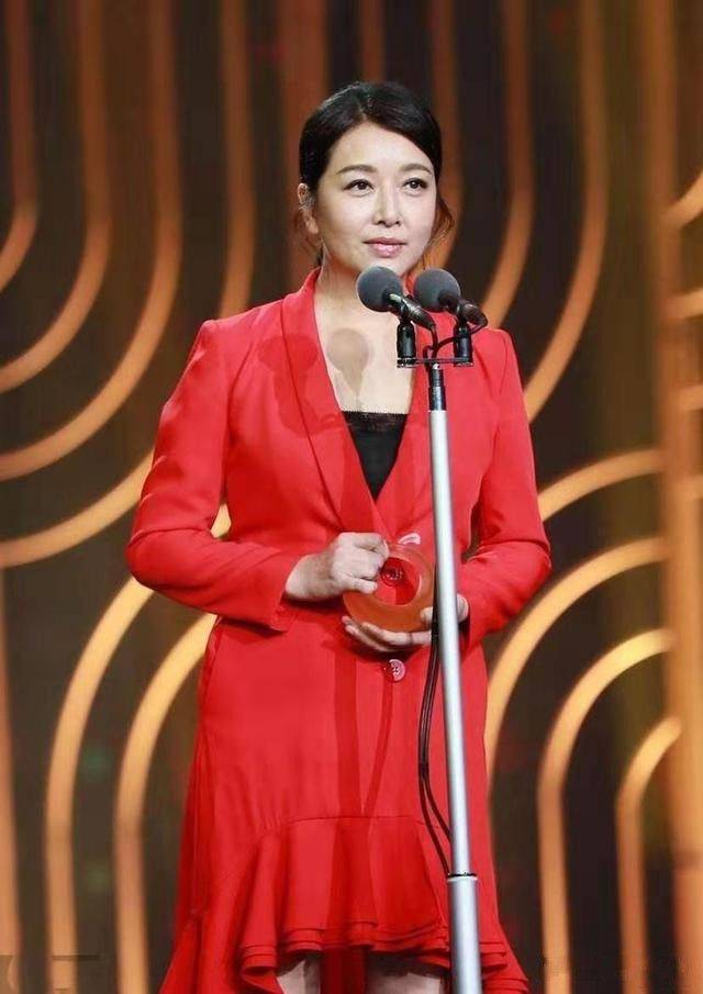 52岁江珊这气质和颜值绝对是一流,但发福的身材和"大妈"无异