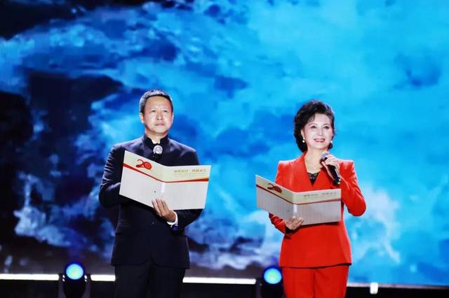 *著名演员张国强(左),著名表演艺术家温玉娟(右)朗诵《再出发》
