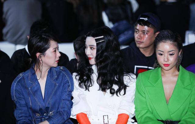 前不久范冰冰参加某品牌秀,与严屹宽黄奕张嘉倪苗圃张梓琳等明星看秀
