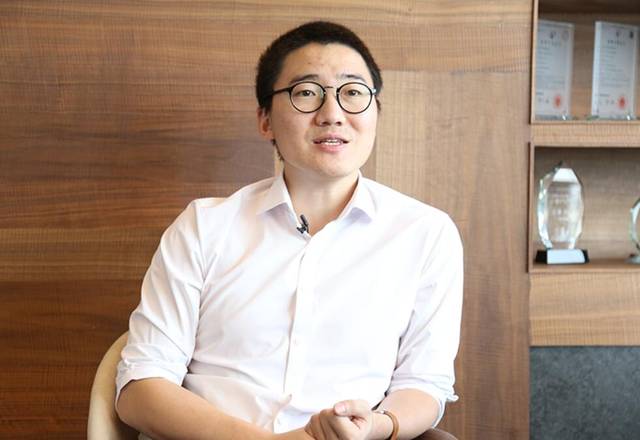 图为禾赛科技联合创始人,ceo李一帆接受新华网采访