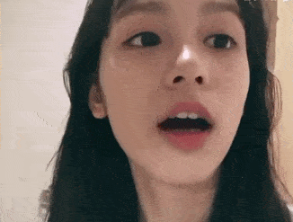 小姐姐的长相很精致,私下里的小表情也都巨可爱.