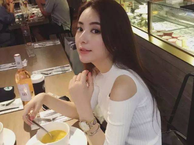网红到贵妇,32岁方媛被54岁的郭天王捧在手心!这对父女恋令人羡慕!