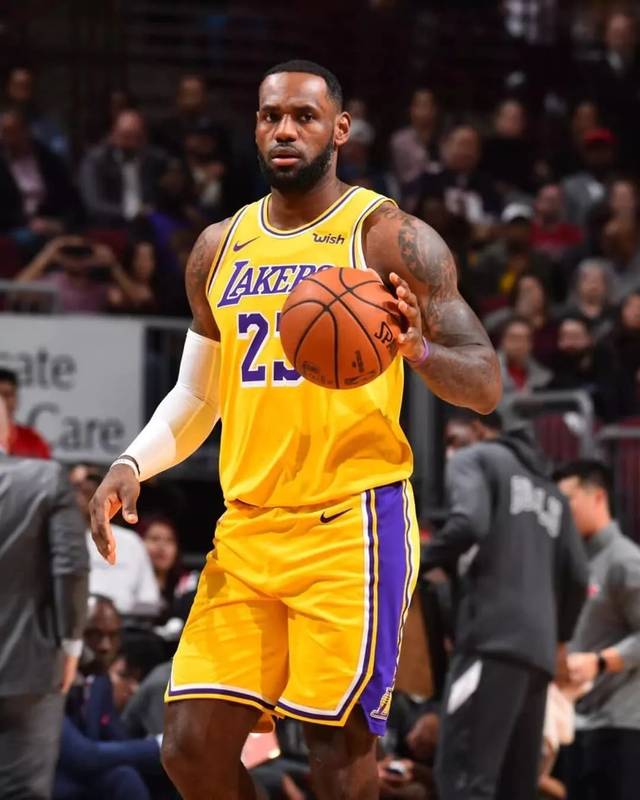 6连胜!湖人全联盟第一!詹姆斯三双,这成就32年才有一次!