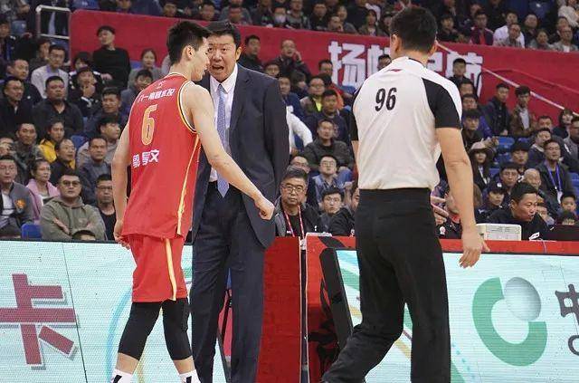 为何郭昊文仅打13分钟?王治郅很无奈:他对攻防