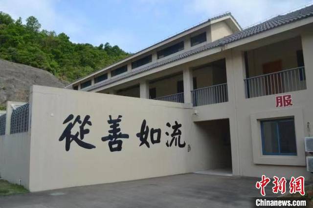 上夜班的浙江省舟山市定海看守所所长林国忠警容严整地出现在监区