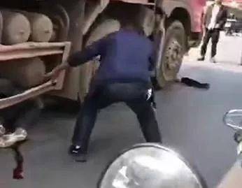 南宁街头一泥头车与电动车相撞,2名妹子被卷入车底,侥幸生还!