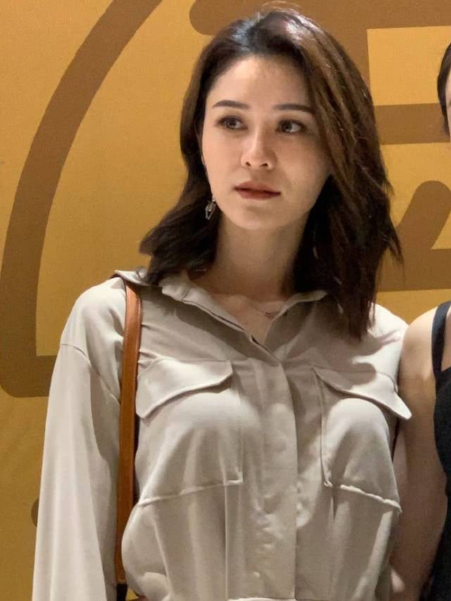 林峯堂妹面店开张,张馨月穿宽松衣服露面,代表未婚夫到场支持