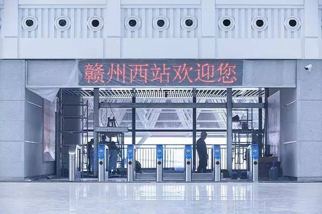 赣州西站候车室位于轨道正上方,预计底年与昌赣高铁同步投入使用.