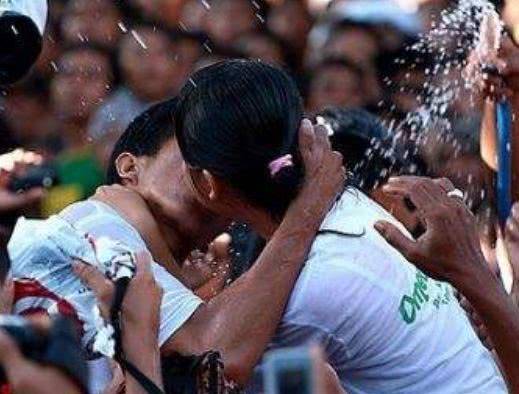 巴厘岛疯狂亲吻节,无数美女被亲哭,网友:难道