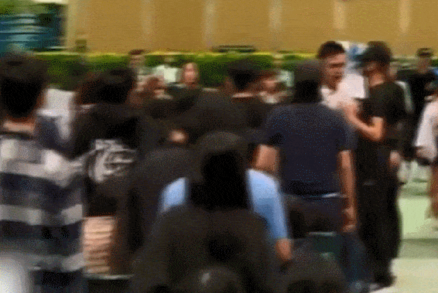 但是有三两个内地生离开时,一些香港学生就会一起骂这几个人