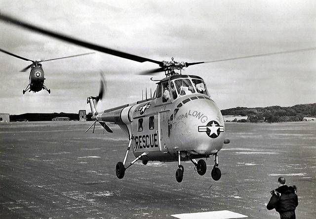 美国空军的h-19a型直升机,编号:51-389,在完成飞越大西洋的旅程之后