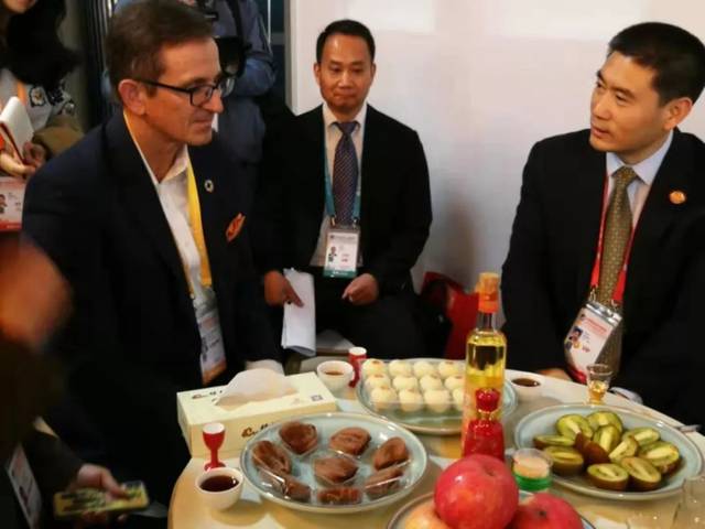 张总经理与瑞士亚洲商会主席卢斯腾博格合影