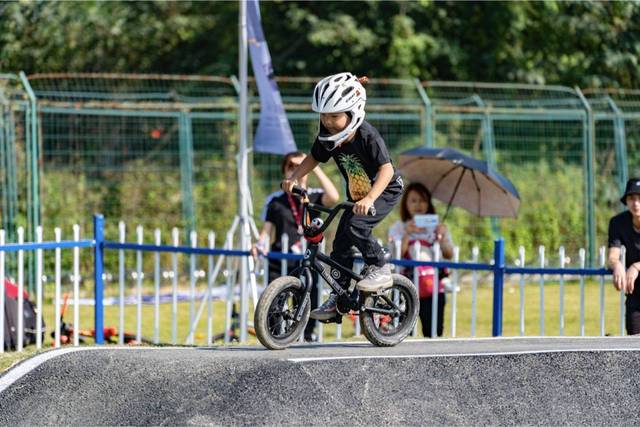 菠萝参加国际fise成都站儿童bmx比赛小轮车道具赛平衡车