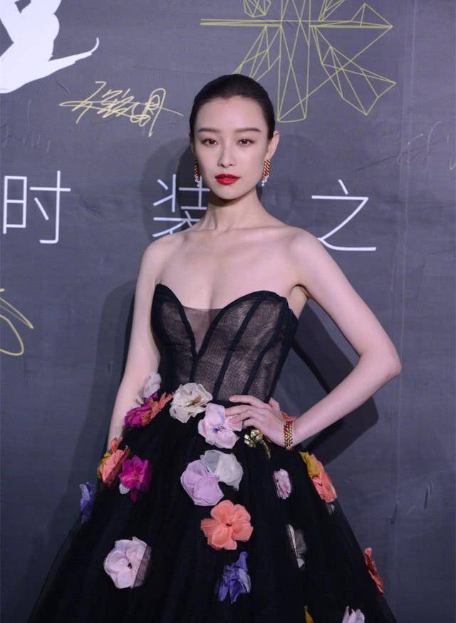 和娜扎同场,郑爽被鼻子和尖下巴抢了镜!不过最美还是明艳的倪妮