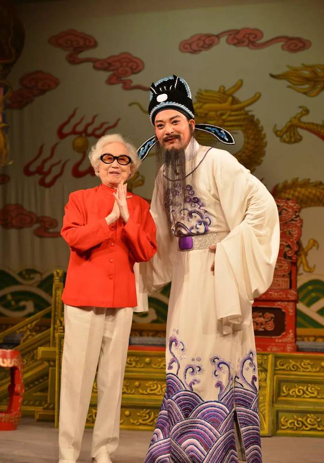 "欧凯明现在接恩师红线女的班,担任红豆粤剧团团长.