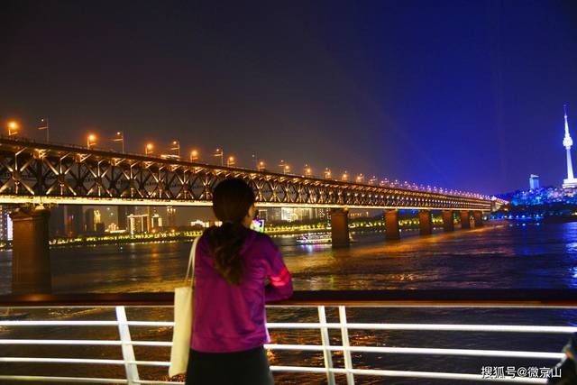 我拍武汉长江大桥夜景,灯光璀璨,美轮美奂