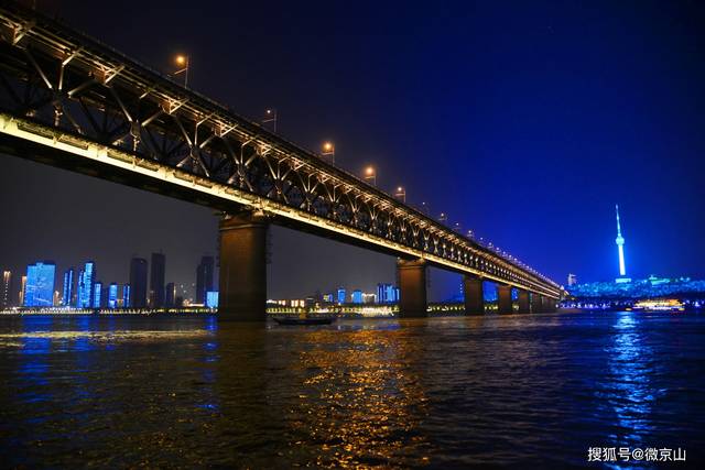 我拍武汉长江大桥夜景,灯光璀璨,美轮美奂