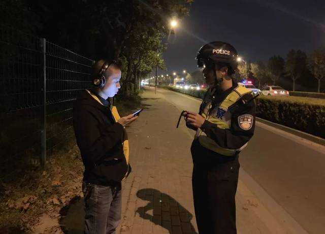 封浜派出所民警带领辅警开展巡逻查控工作,对人员进行盘查
