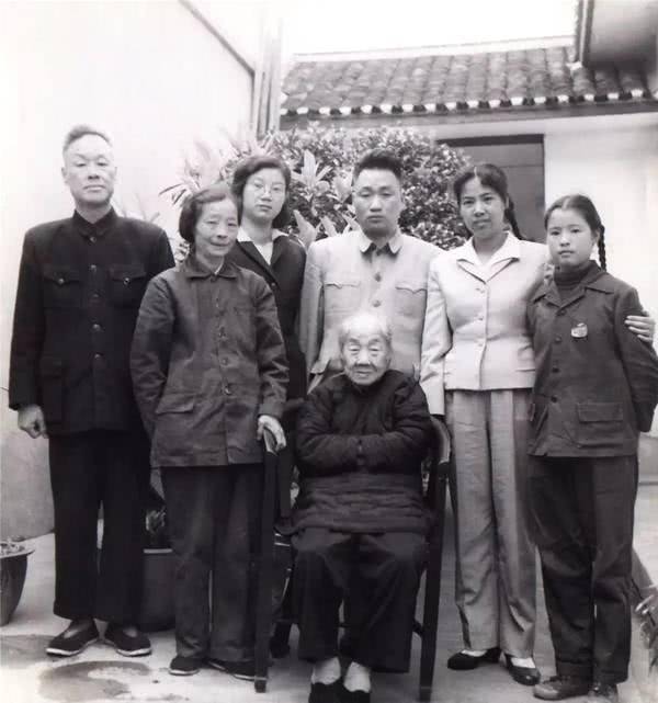 邵华与刘思齐珍贵合影,姐妹情深,邵华追悼会上,刘思齐