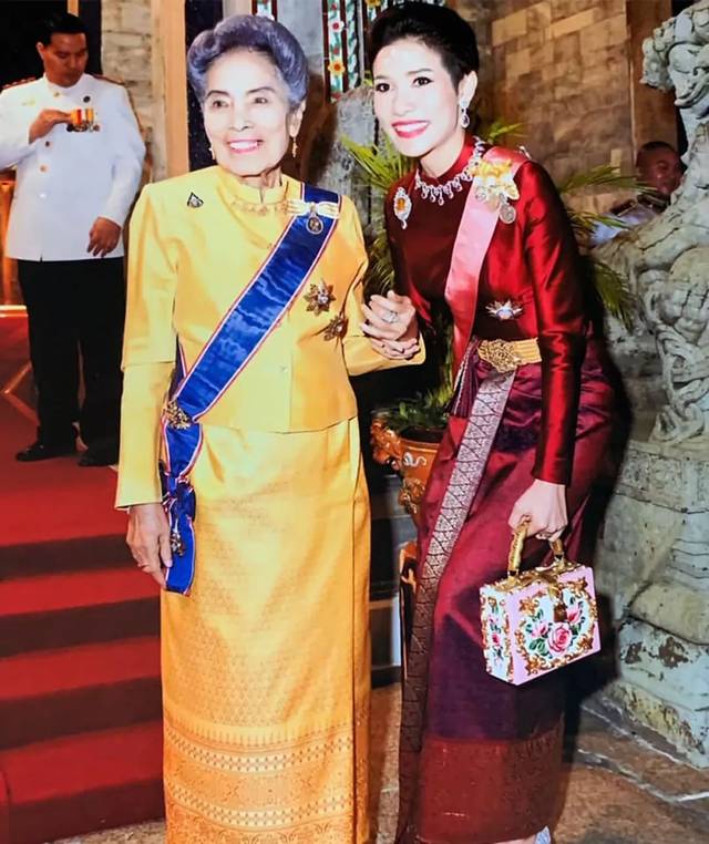 泰国贵妃将妈妈升为王室成员,不料如今母女一起坐牢,后悔都晚了