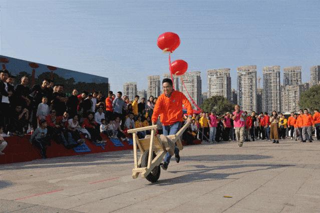 用手推车? 用表情发力! 冲鸭!
