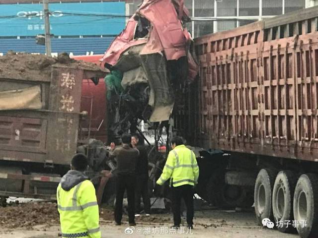 潍坊坊子这个路口发生车祸,现场惨烈!