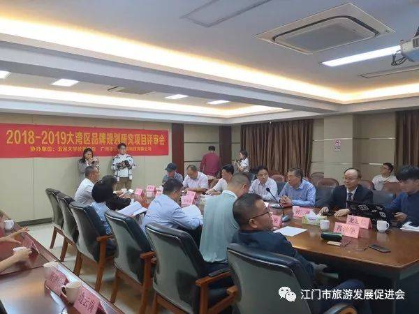 大学科技/社科处处长甘俊英教授,五邑大学经济管理学院院长肖健华教授
