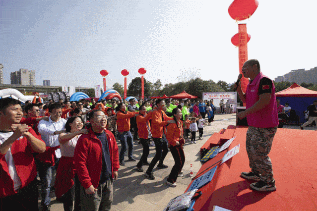 用手推车? 用表情发力! 冲鸭! 团队协作 我们才能共同前进