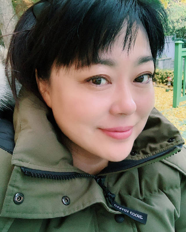 原创知名演员李菁菁忽然宣布退出演艺圈,上个月她主演的电影才刚开机