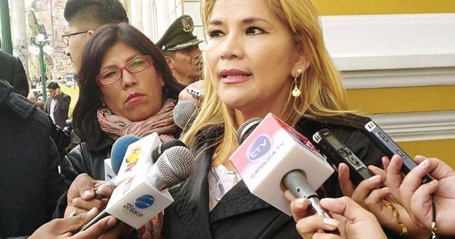 玻利维亚反对派女议员成"临时总统"!美国"黑手"若隐若