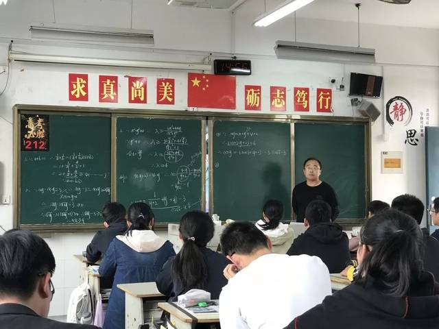 第一站,我校教师来到了江苏省泰州市田家炳实验中学.