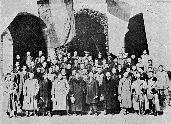 1911年辛亥革命爆发后,革命党在南京建立临时政府,各省代表推举孙中山