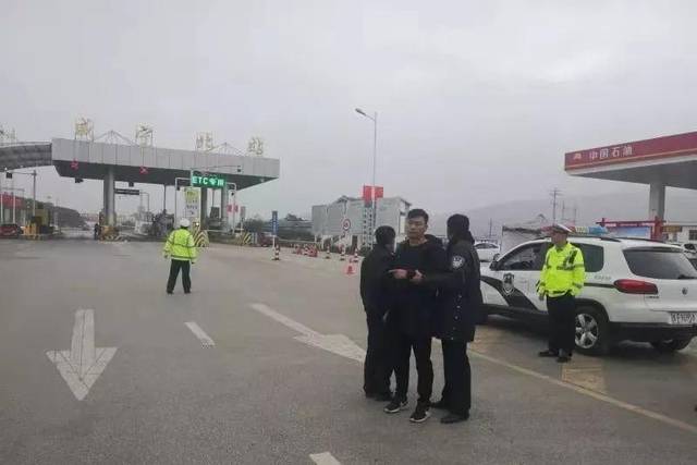 威宁北收费站有人强行冲关,逃跑一公里后被警车喊停