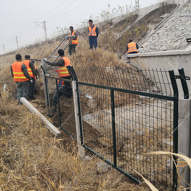 8001铁路线路防护栅栏多少钱一米