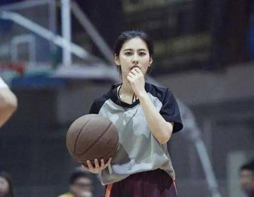 中国最美篮球女裁判,24岁微博粉丝过百万