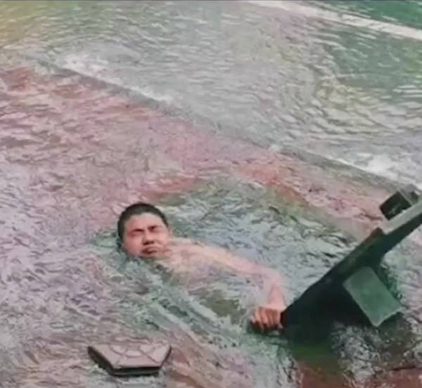 气温只有9℃ 他光膀子扎进水井抢修 看的人瑟瑟发抖