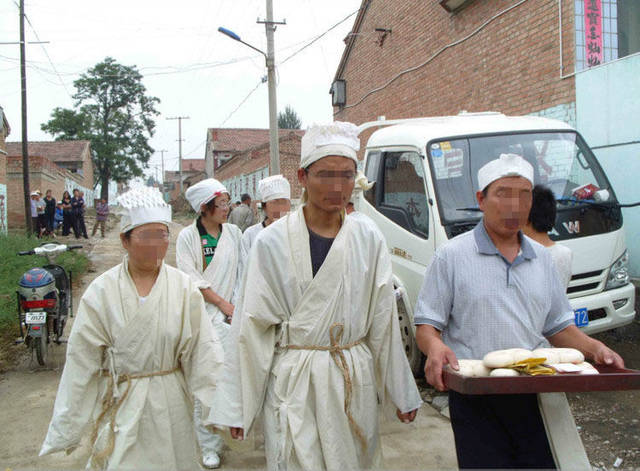 北方农村典型的孝服