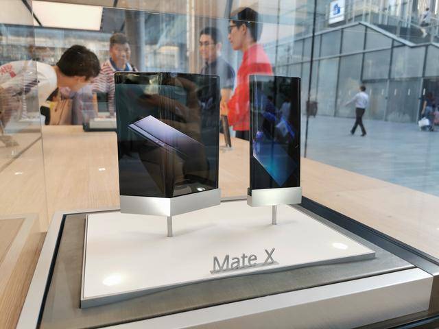 支持5g能折叠的华为mate x开售,16999元"壕机"在深圳华为全球旗舰店